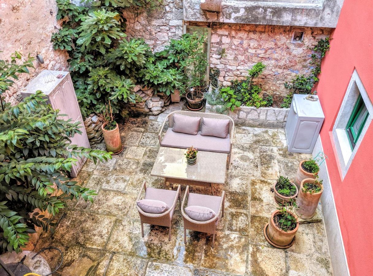 Private Courtyard Medieval Stone Home In Old Town Rovinj Bagian luar foto