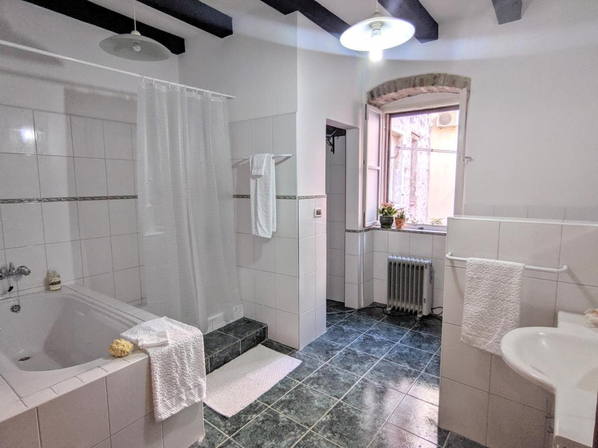 Private Courtyard Medieval Stone Home In Old Town Rovinj Bagian luar foto