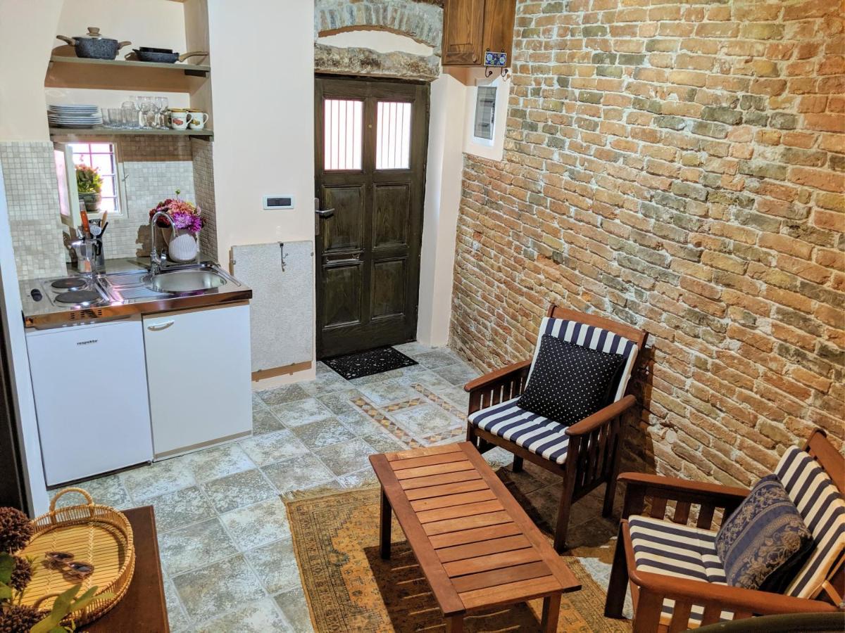 Private Courtyard Medieval Stone Home In Old Town Rovinj Bagian luar foto